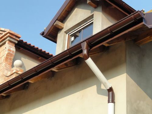 Jaki wybrać system rynnowy do rodzaju dachu, aby efektywne odprowadzać wody opadowe z powierzchni dachów płaskich i skośnych